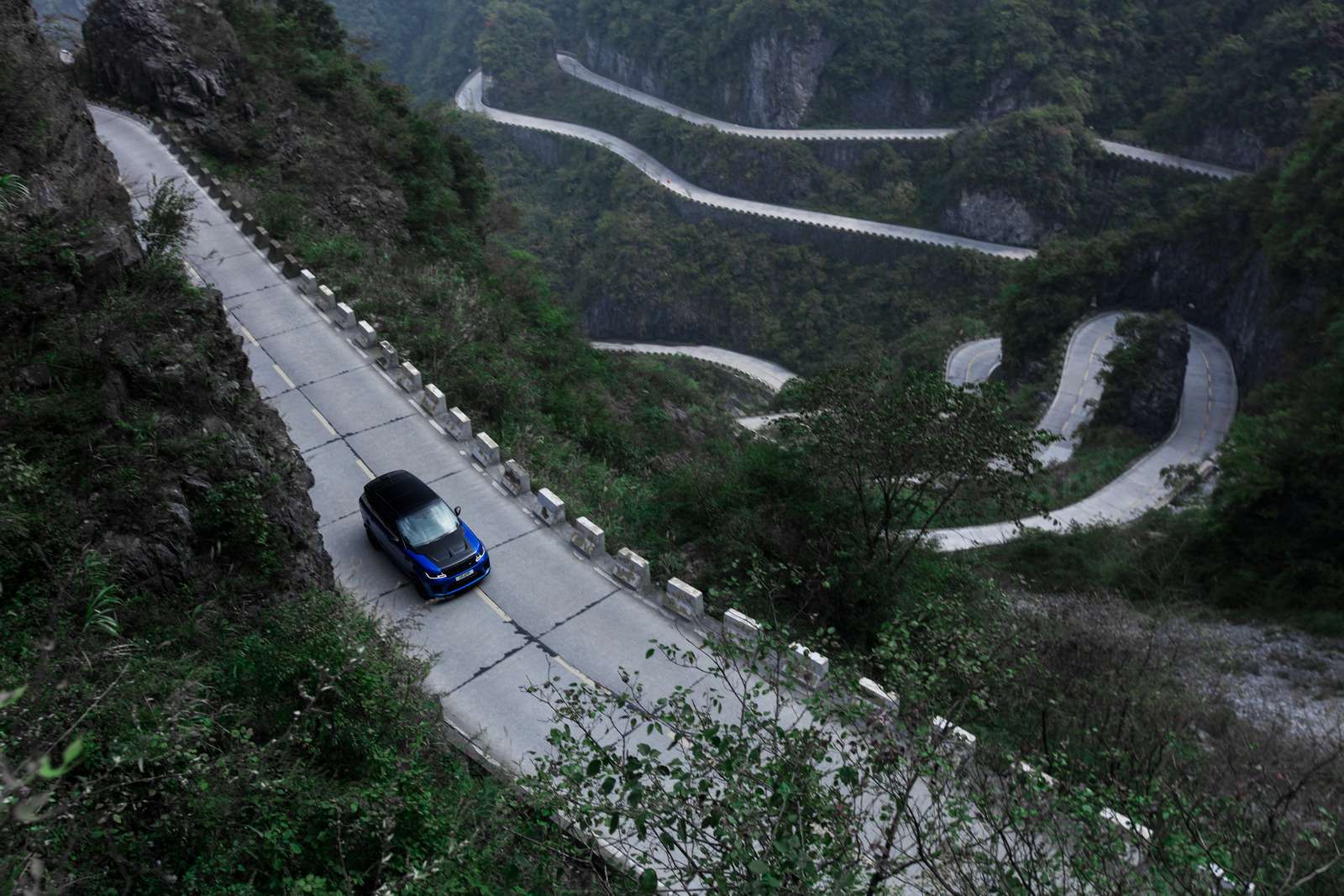 Range Rover Sport SVR оказался быстрее Ferrari на горной дороге — фото 853298