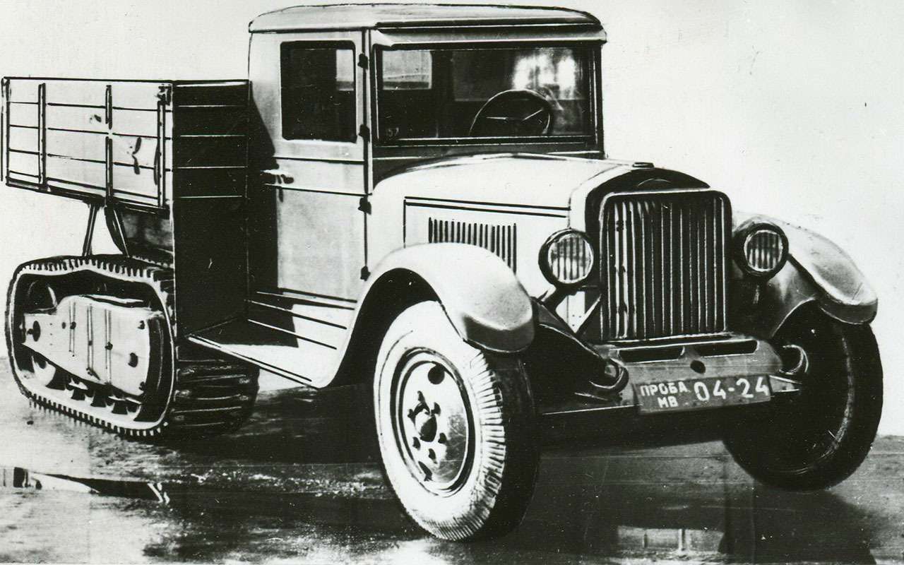 Счастливей и длиннее была жизнь полугусеничных автомобилей завода имени Сталина. С 1939-го выпускали ЗИС-22, а с осени 1941-го модернизированный ЗИС-42 грузоподъемностью 2250 кг – самый массовый полугусеничный автомобиль СССР. Как и иные подобные грузовики, ЗИС, который в основном применяли как артиллерийский тягач, имел немало недостатков: низкую скорость (до 40 км/ч), огромный расход топлива и посредственную управляемость. В глубоком вязком снегу машина отказывалась поворачивать, смерзшийся снег порой блокировал гусеницы. Однако это был самый дешевый способ улучшить проходимость, поэтому аналогичные автомобили делали и в других странах, в том числе в Германии. До 1946 г. выпустили 6372 экземпляра ЗИС-42, а до этого еще 600 ЗИС-22.