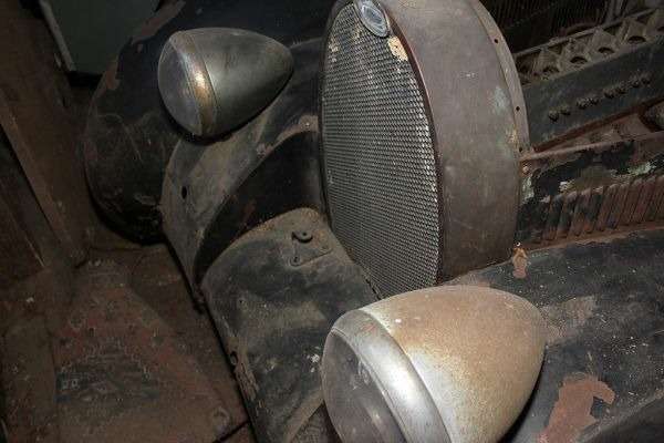 Немцы нашли старинный Bugatti 57 в дровяном сарае