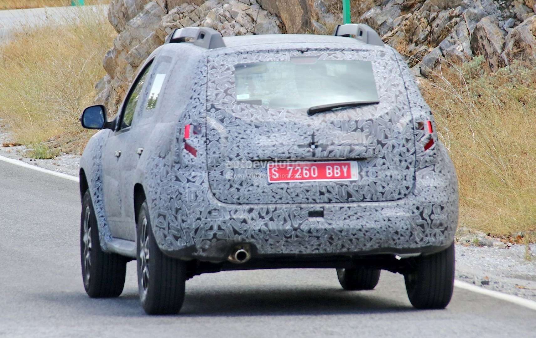 all-new-dacia-duster-caught-in-first-spyshots-plus-dacia-novelties-for-frankfurt-photo-gallery_10