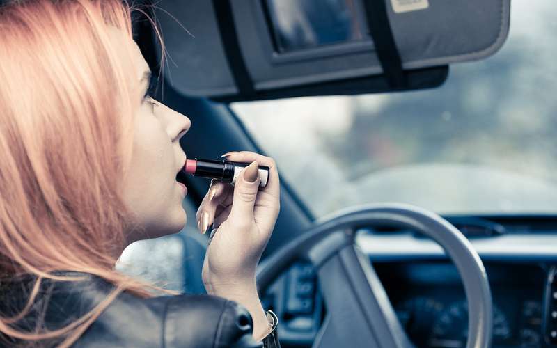 3 привычки водителей, которые приводят к ДТП. А вы так делаете?