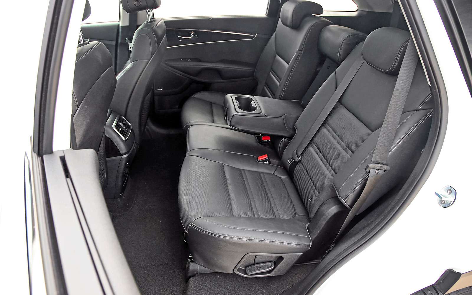 В Kia наименьший запас для коленей пассажиров второго ряда. Сидящий посередине, как и в Hyundai, будет жаловаться на твердую спинку центральной секции.