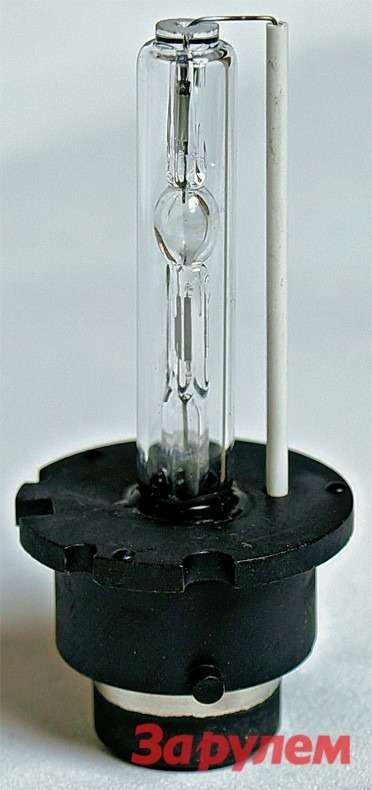 Ксеноновая лампа (профи называют их горелками) D2S. Отчетливо видны внутренняя микроколбочка, в которой горит дуга, и защитная внешняя колба.