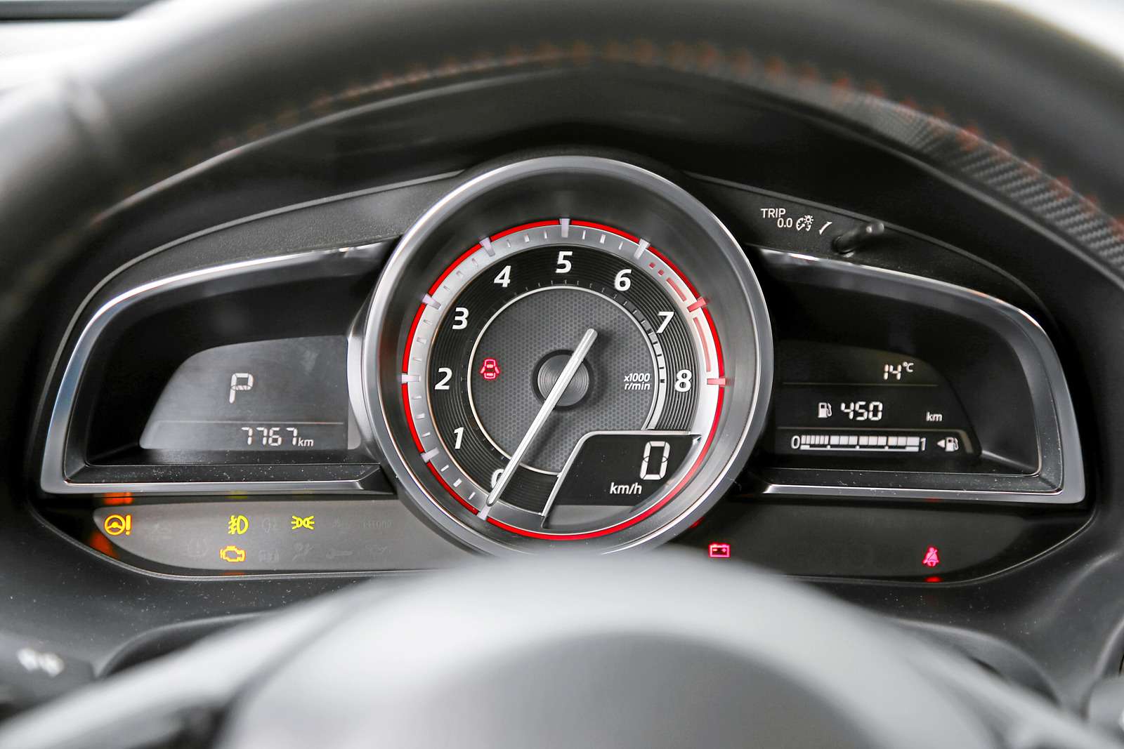 Mazda 3. Аналогового спидометра в «трешке» нет. Скорость отображается в окошке колодца тахометра и дублируется на проекционном дисплее. Кстати, сложить его нельзя в принципе.