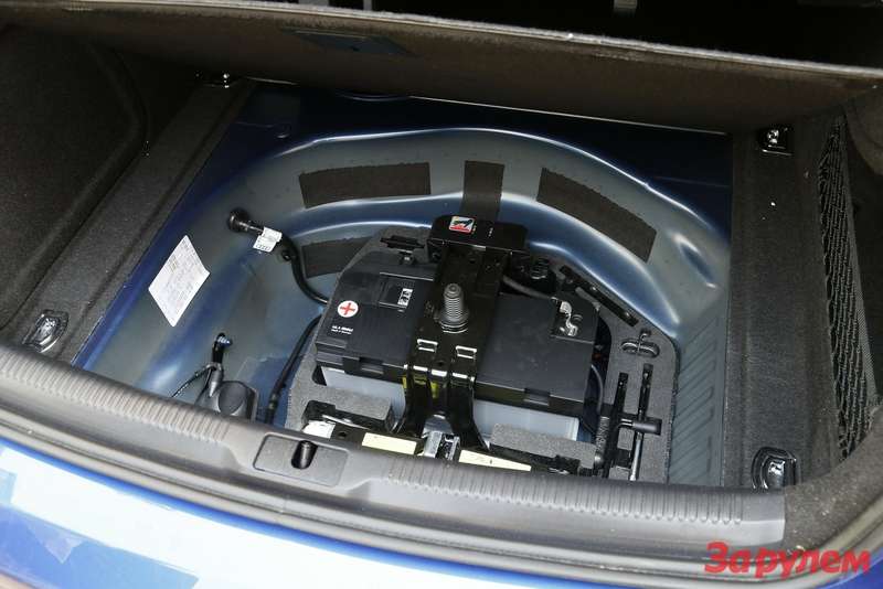 7.	Под полом 455-литрового багажника нет запаски – для лучшей развесовки туда поселили аккумуляторную батарею.