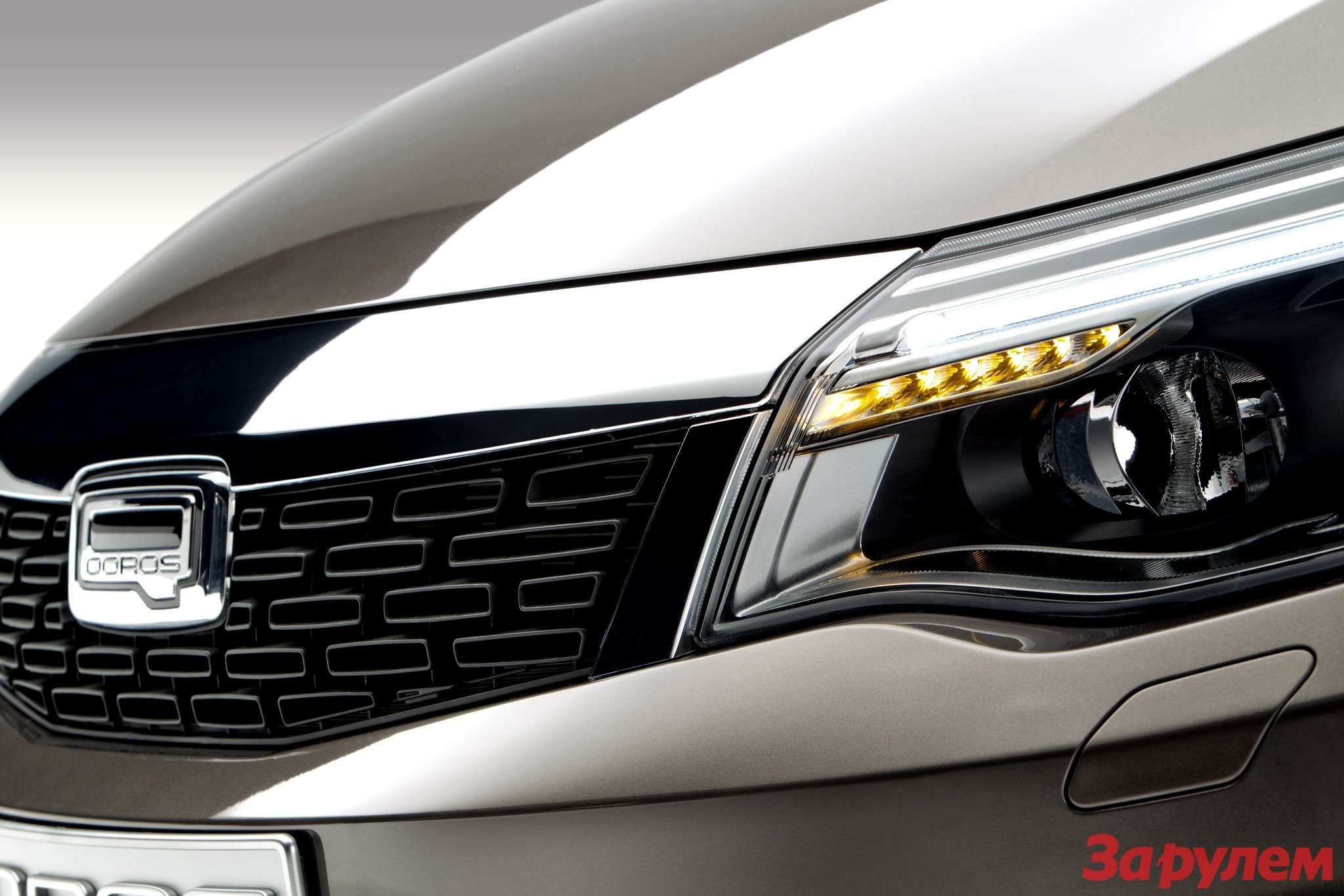 649717_Qoros 3 Sedan — detail — front grille driving lamps on