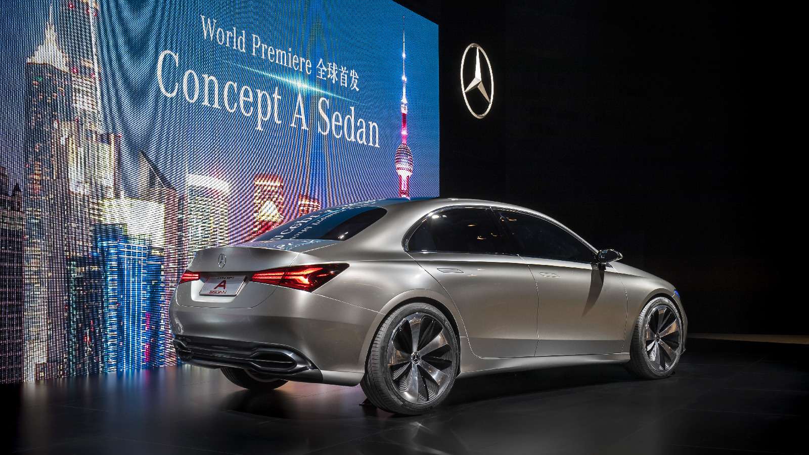 Прямолинейная чувственность: Mercedes-Benz Concept A Sedan дебютировал в Шанхае — фото 738838