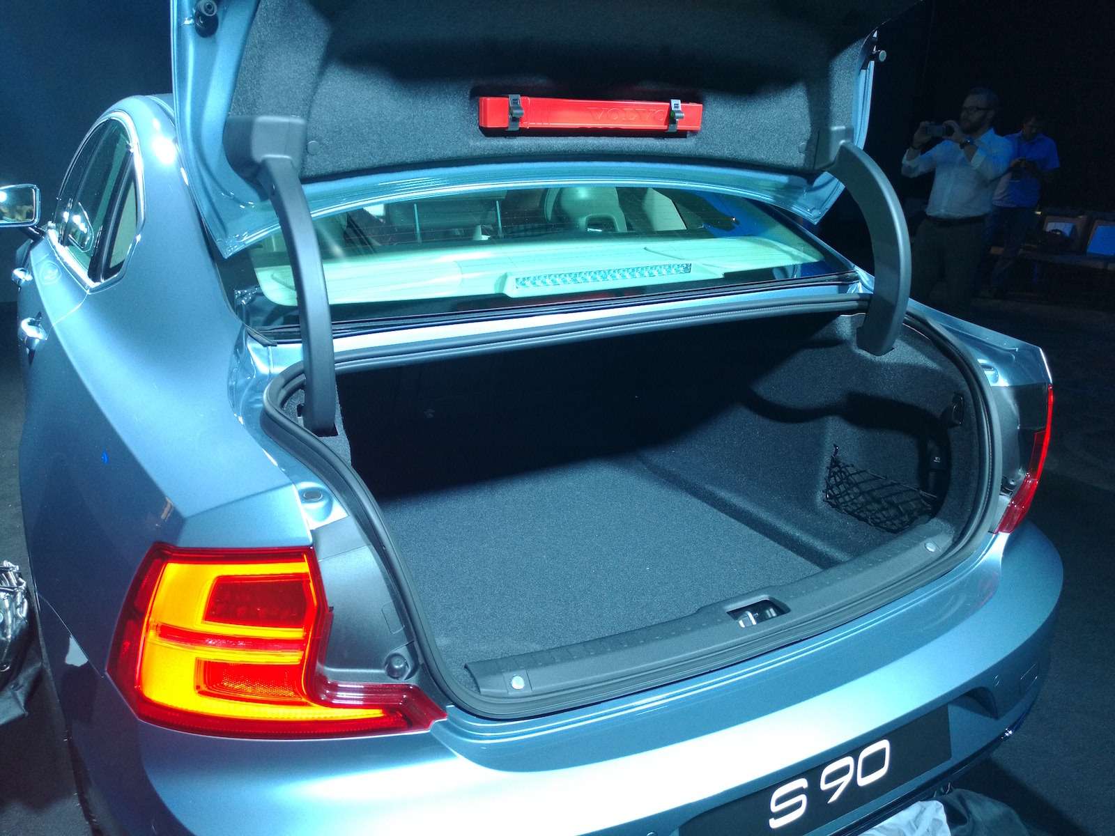 У Volvo S90 не только просторный второй ряд, но и внушительного объема багажник.