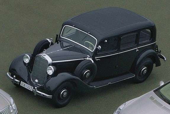 Mercedes-Benz 260D (W 138) выпускался с 1936 по 1948 год. Здесь автомобиль представлен в дорестайлинговом варианте 1936 года, с кузовом пульман-лимузин. Такие автомобили широко использовала Geheime Staatspolizei (гестапо). Разгонялся такой автомобиль всего до 94 км/ч, но в качестве оперативной машины вполне годился.