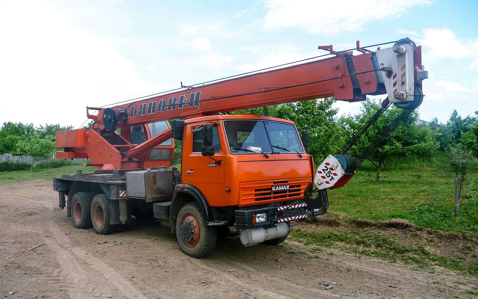 Экс-депутат Госдумы Максим Щепинов в 2015 году задекларировал шесть грузовиков (КАМАЗ, ЗИЛ, ГАЗ), а также автокран на шасси КАМАЗ.
