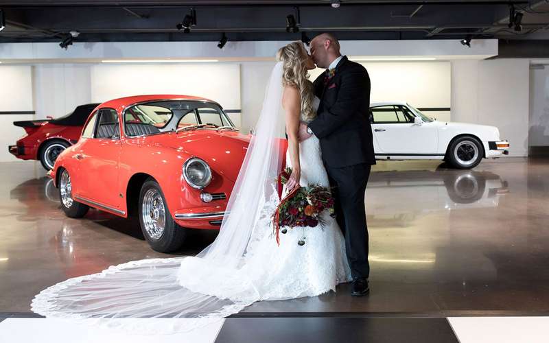Фанаты Porsche поженились в Cayenne на ходу