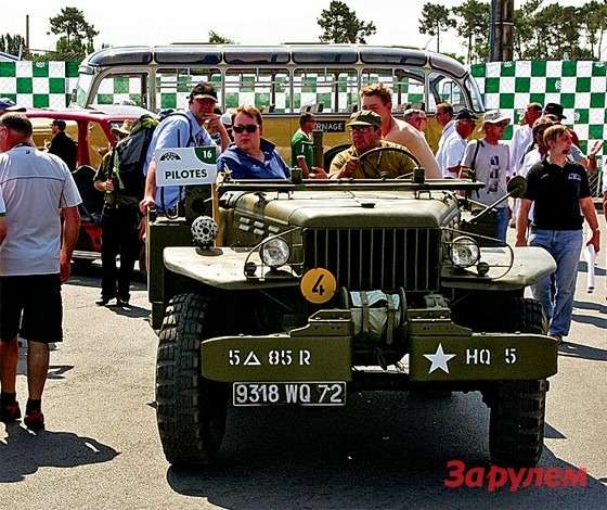 Гонки Le Mans classic: Армейские «доджи» (на фото) и «виллисы» — официальные автомобили для пилотов и членов гоночных команд.