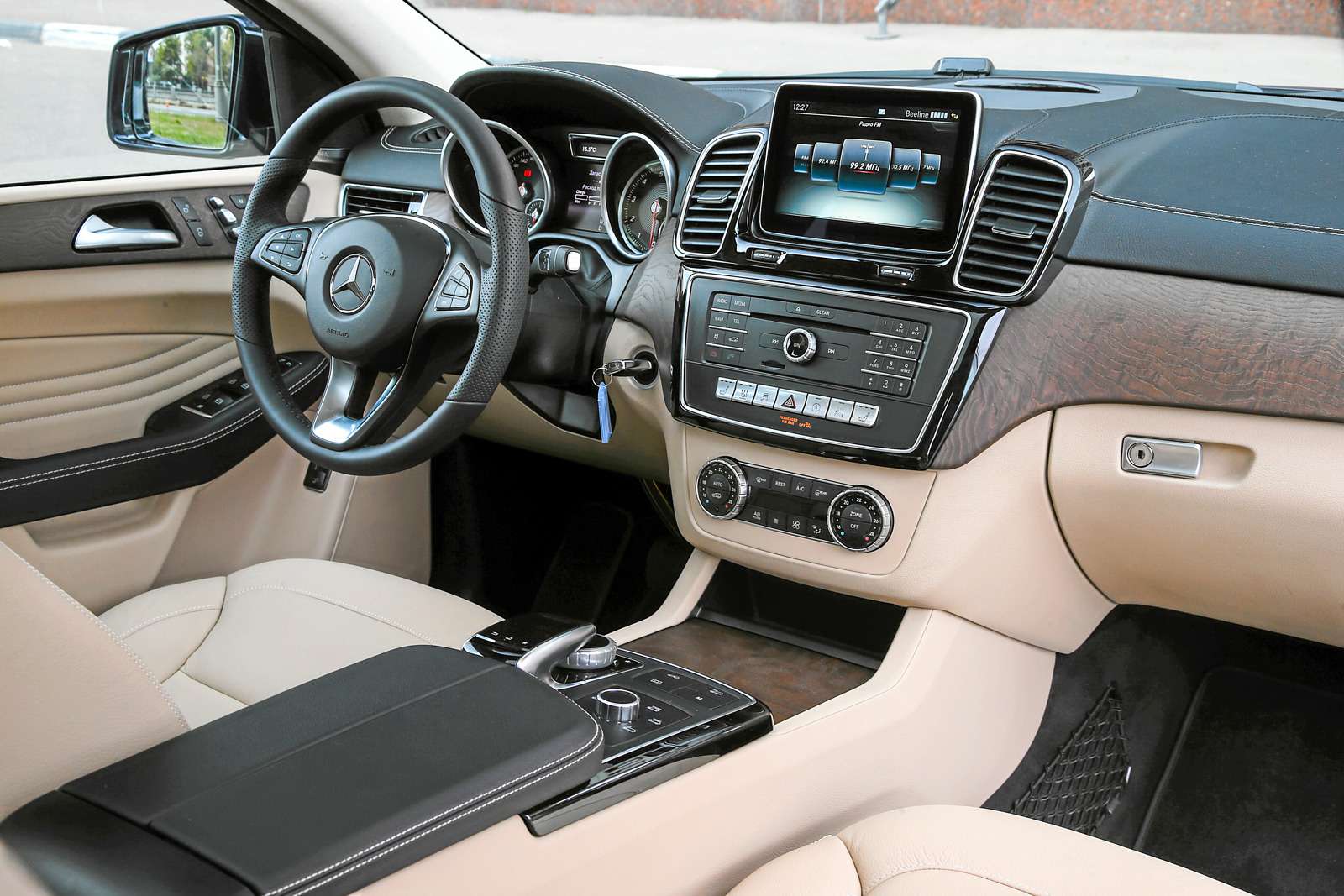 Mercedes-Benz GLE 400 4Matic Coupe. Интерьер – как у обычного GLE с кузовом универсал.
