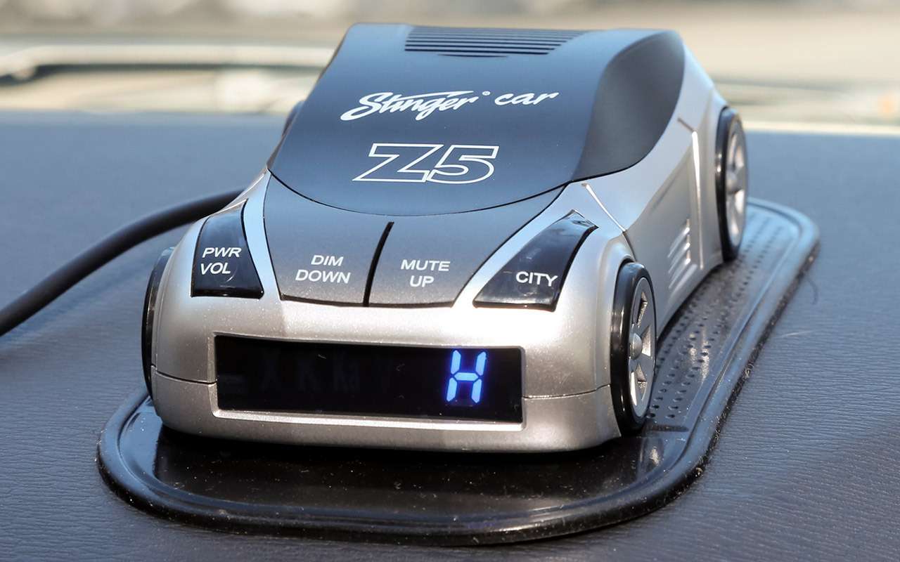 Stinger Car Z5. Понравился качественными яркими пиктограммами дисплея. Цену – почти на 50% выше клонов – можно оправдать классным дизайном и умением говорить.