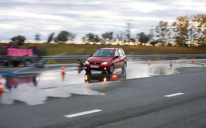 Испытания летних шин в 2010 году на полигоне АВТОВАЗа. Как управляется автомобиль на тестовых шинах, проверяют на «переставке» – маневре, имитирующем резкую смену полосы движения.