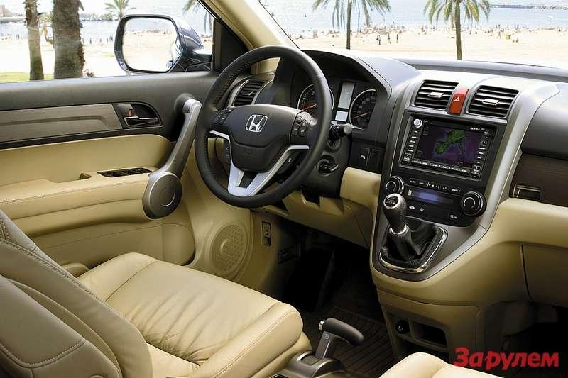 Изюминка салона Honda CR-V – рычаг коробки передач, расположенный на приливе цент­ральной консоли. Это не только стильно, но и удобно – можно запросто перейти с водительского места на пассажирское.