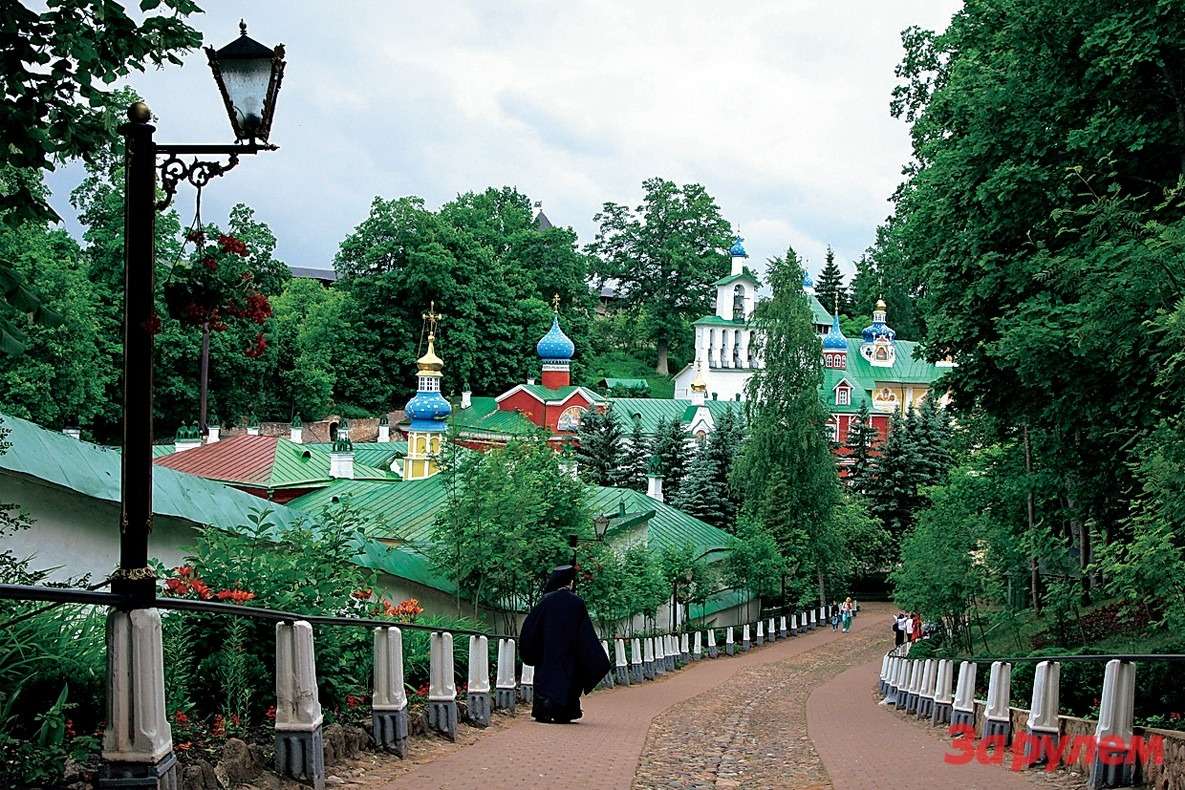 Псково-Печерский монастырь единственный в России ни разу за свою многовековую историю не был закрыт. В его пещерах хранятся мощи святых. Чтобы попасть туда, надо заранее по факсу бронировать посещение. Эх, бюрократия, — она властвует и в святых местах…