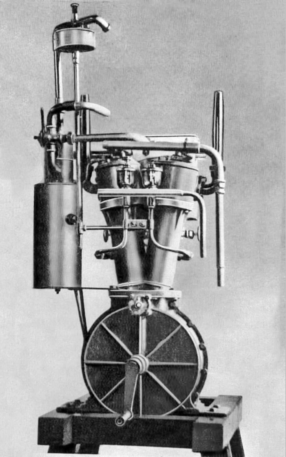 Первый V‑образный двухцилиндровый двигатель Вильгельма Майбаха развивал 1,6 л.с. и имел калильное зажигание.