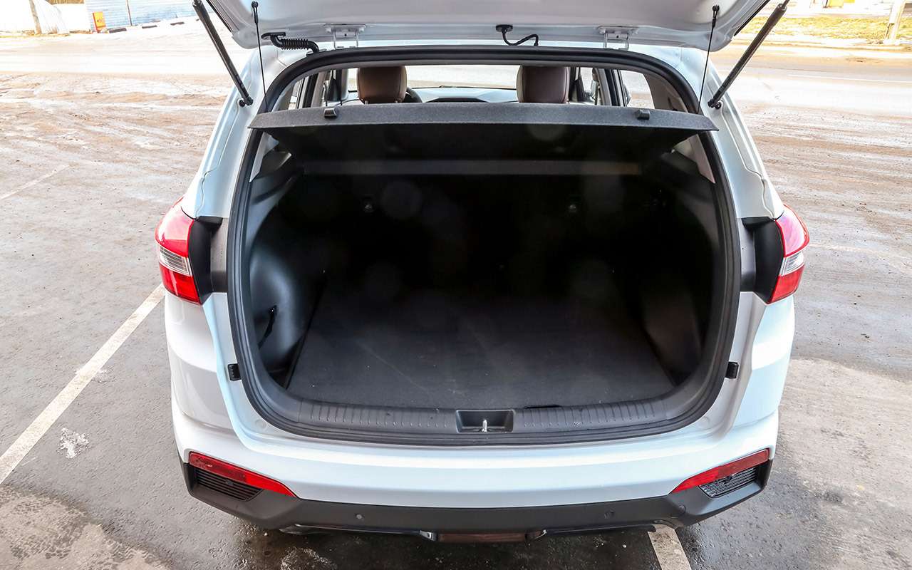 Багажник Hyundai неплох по форме и вмещает 320 литров по нашим замерам.