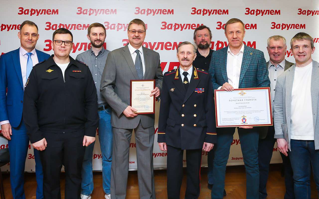 В редакцию «За рулем» приехали Владимир Кузин (на фото в центре), Дмитрий Митрошин (крайний слева) и Антон Белан (второй слева).