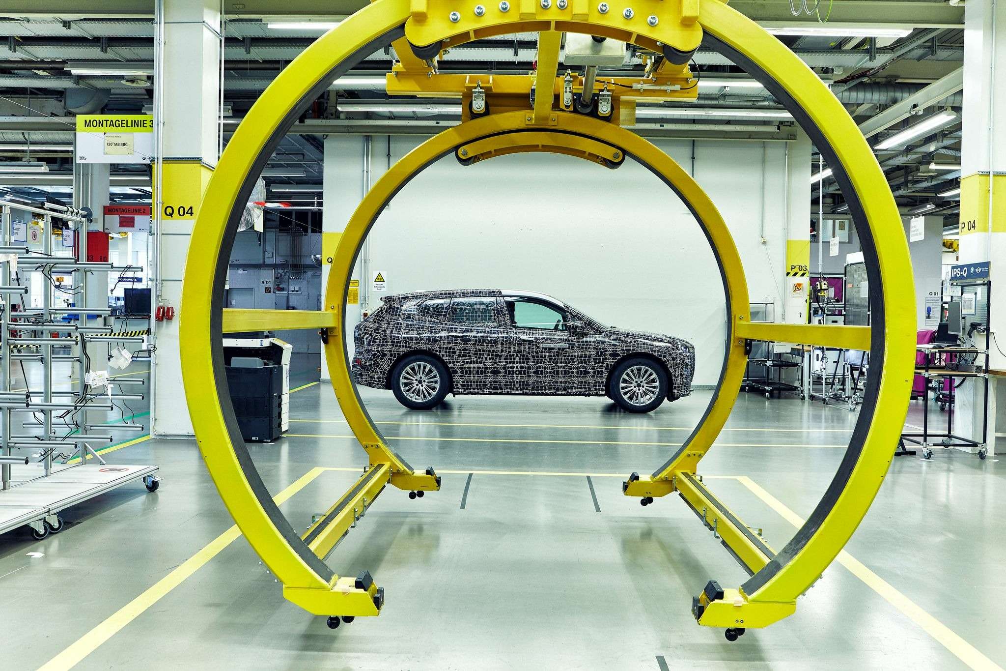 Электрический внедорожник BMW iNEXT встал на конвейер