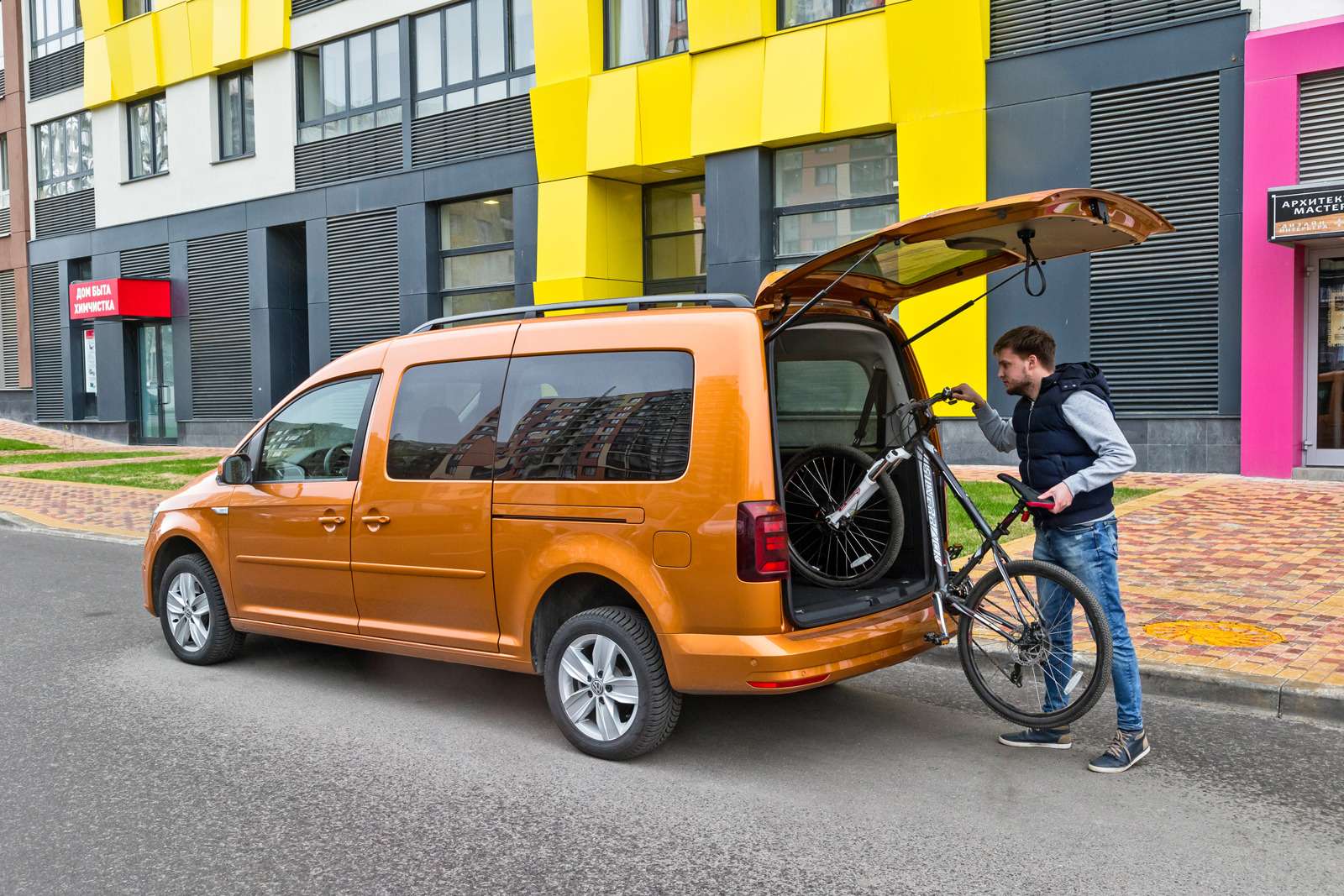 Высота крыши Caddy Maxi позволяет закатить внутрь взрослый велосипед, не снимая переднее колесо. Именно в такие моменты проникаешься особым уважением к Фольксвагену.