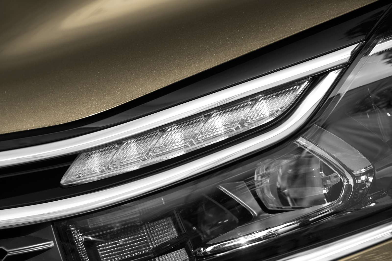 Объявлена цена обновленного седана Citroen С4 — фото 634018