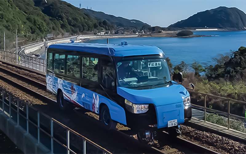 Гибрид автобуса с поездом: такой уже есть в Японии