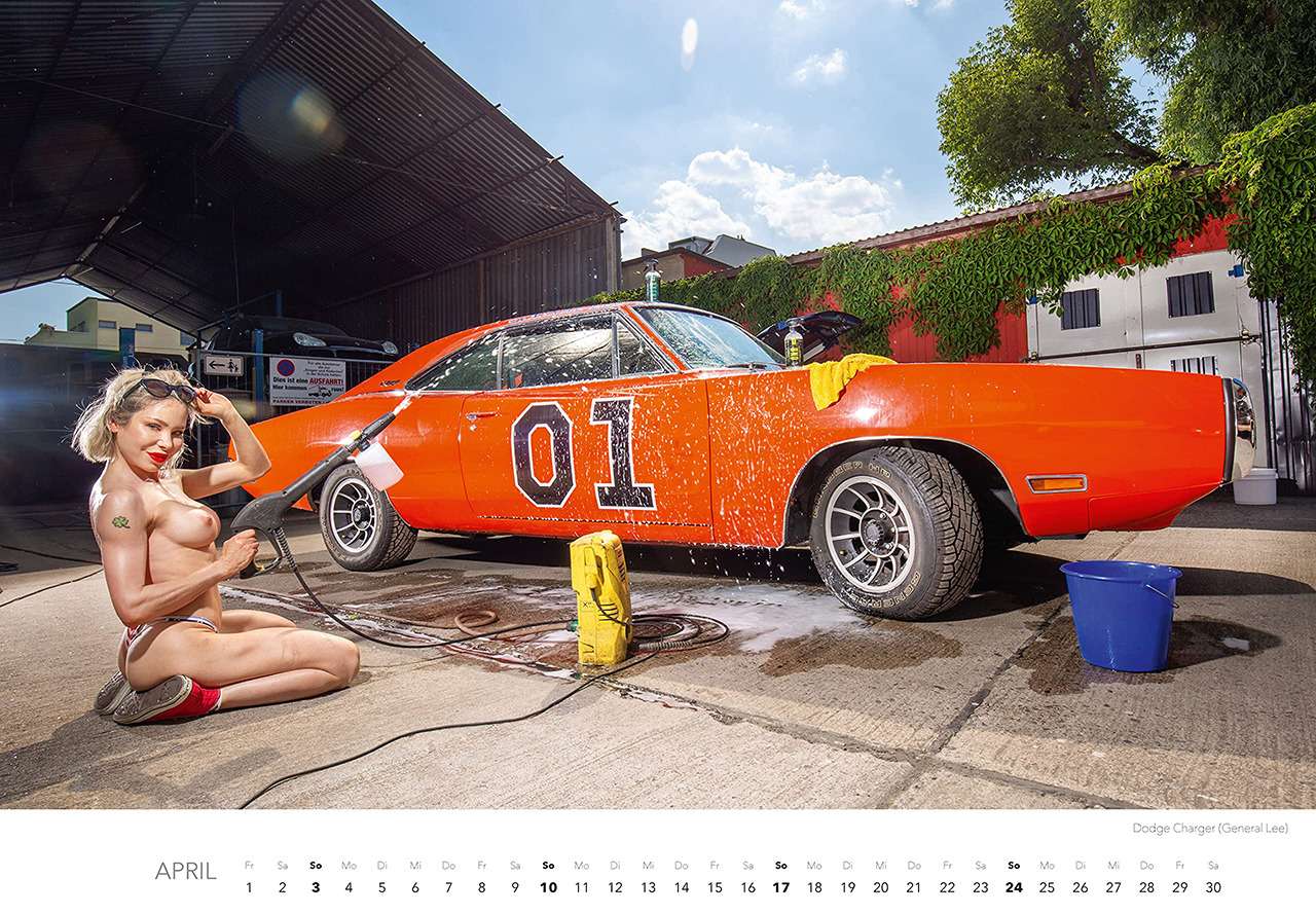 Пикантная автомойка: полуодетые красотки в календаре-2022 — фото 1294153
