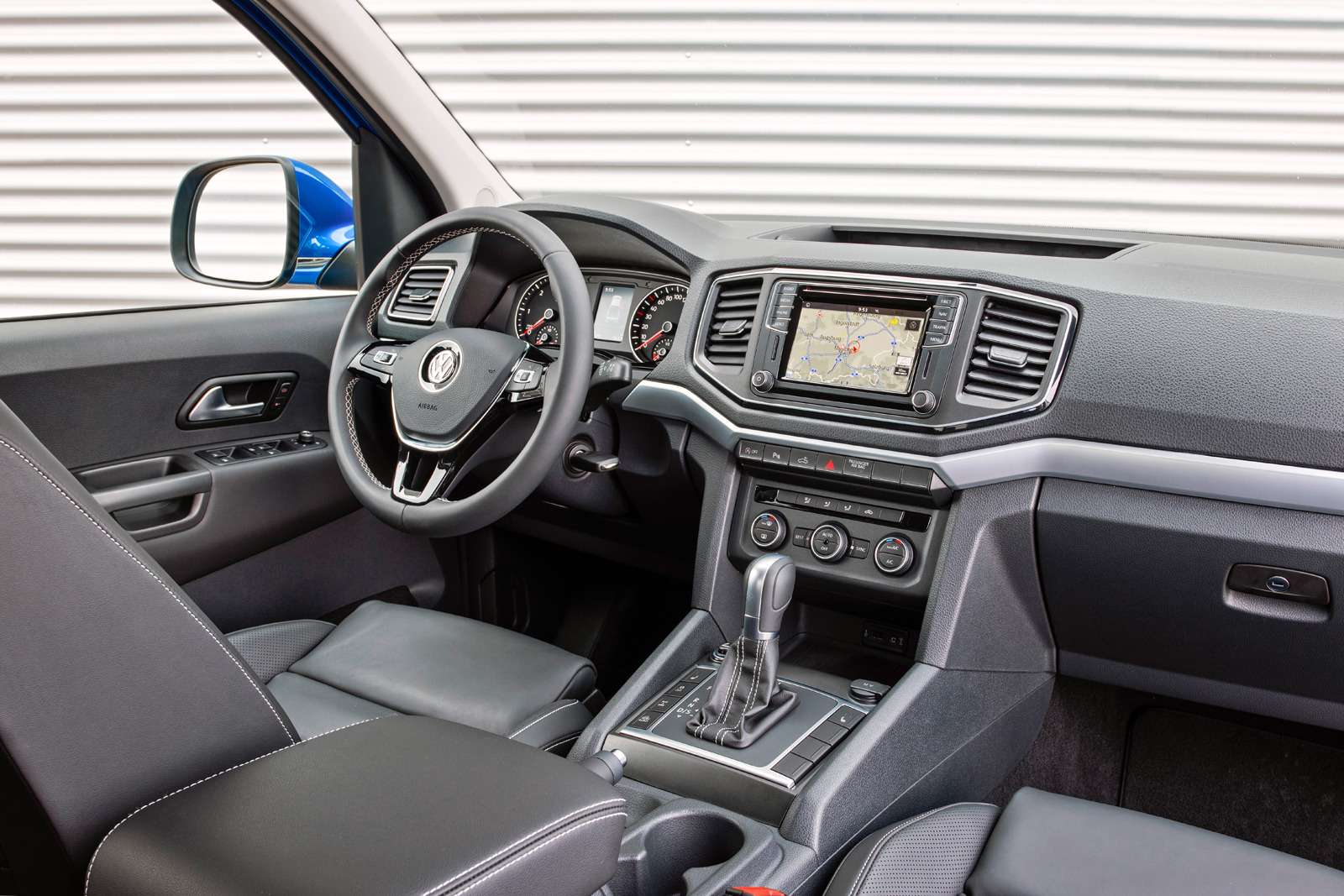 Обновленный Volkswagen Amarok. Переднюю панель освежили. Появился мультифункциональный руль, а для управления мультимедийной системой – сенсорный дисплей. Есть камера заднего вида, передний и задний парктроники.