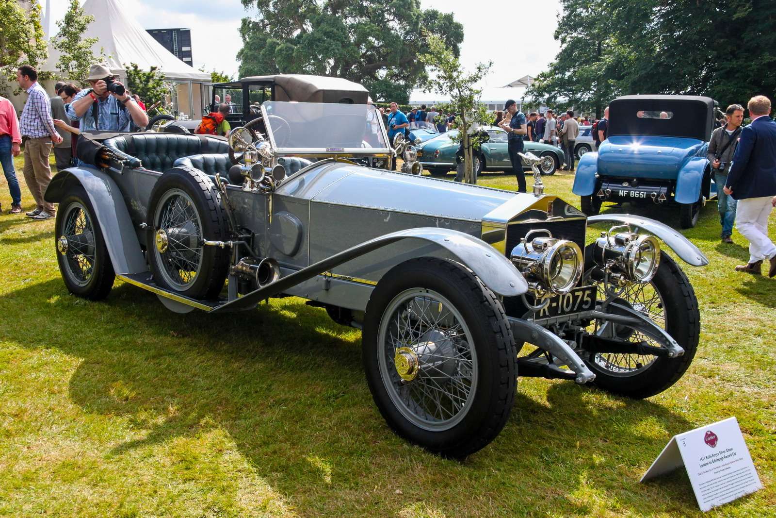 Еще один участник конкурса Style et Luxe, тоже Rolls-Royce Silver Ghost 1911 года. Модель 40/50 сделали для ралли Лондон – Эдинбург по заказу директора Клода Джонсона. Семилитровый шестицилиндровый двигатель форсировали, как могли, на шасси установили легкий спортивный кузов, максимально понизив центр тяжести. Прототипу дали прозвище Sluggard («лентяй»), хотя он все-таки достиг максимальной скорости в ралли, побив предыдущий рекорд, установленный на машине Napier. А аналогичный автомобиль со специальным одноместным кузовом на трассе Brooklands разогнался до 101 мили в час, то есть до 162,5 км/ч.