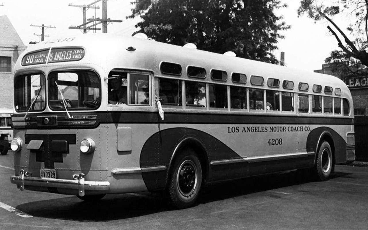 Для ЗИС‑154 тоже заимствовали дизайн, да и конструкцию автобусов Yellow Coach, но более поздних – серии Т. Выпуск американских машин этого семейства начали в 1940 году. Во время войны компания Yellow Coach перешла под контроль концерна General Motors и автобусы стали носить марку GMC.