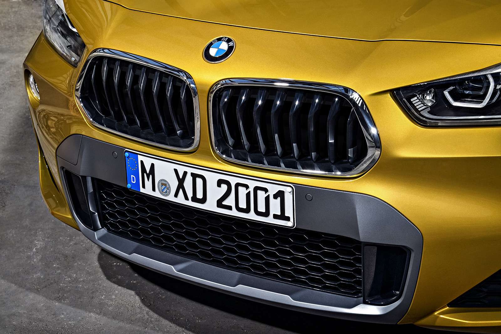 Мал, да удал: BMW рассекретила кроссовер X2 — фото 809829