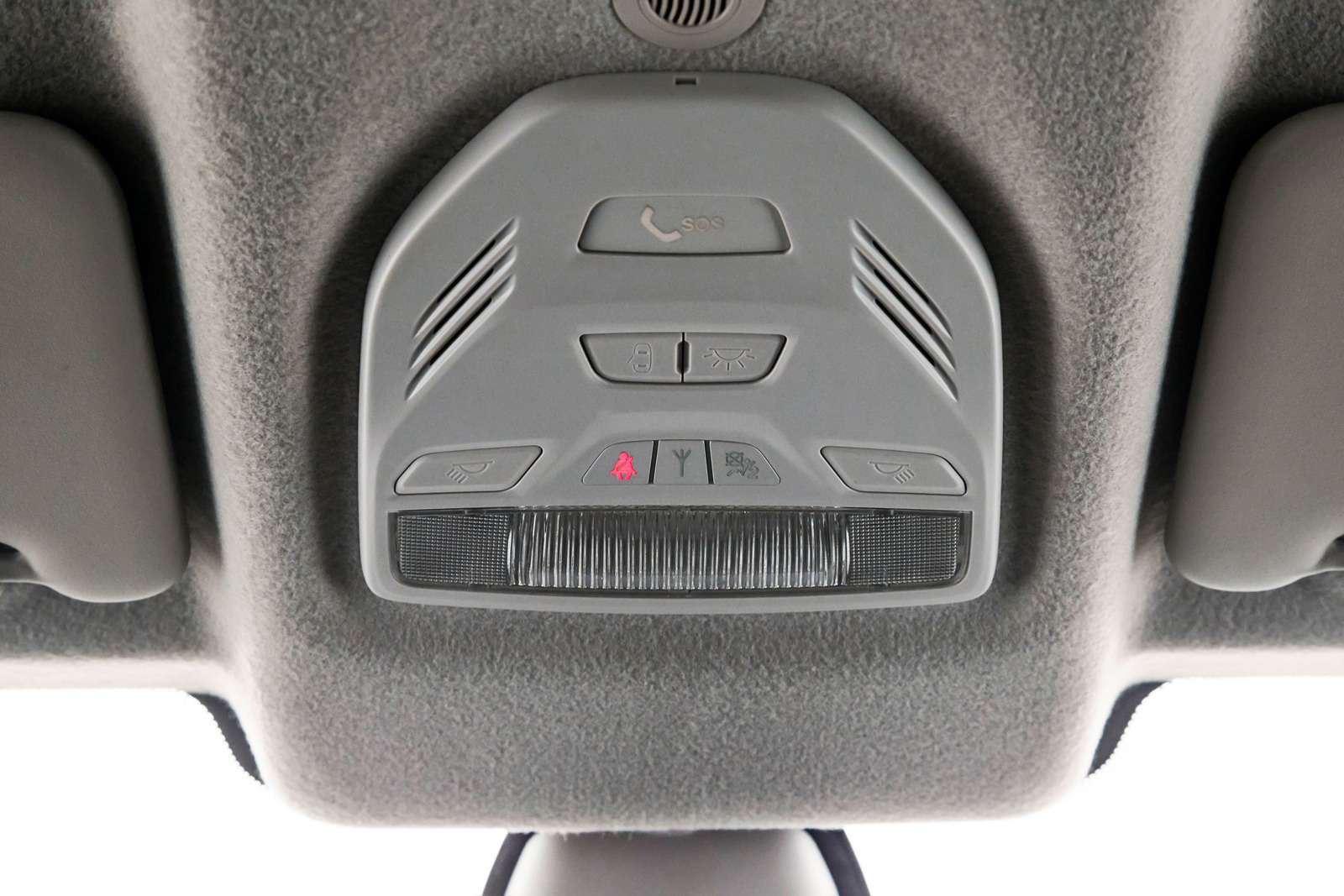 Lada XRAY. В блоке освещения, как и в Весте, есть тревожная кнопка – XRAY в соответствии с новыми правилами сертификации оснащен системой ЭРА-ГЛОНАСС.