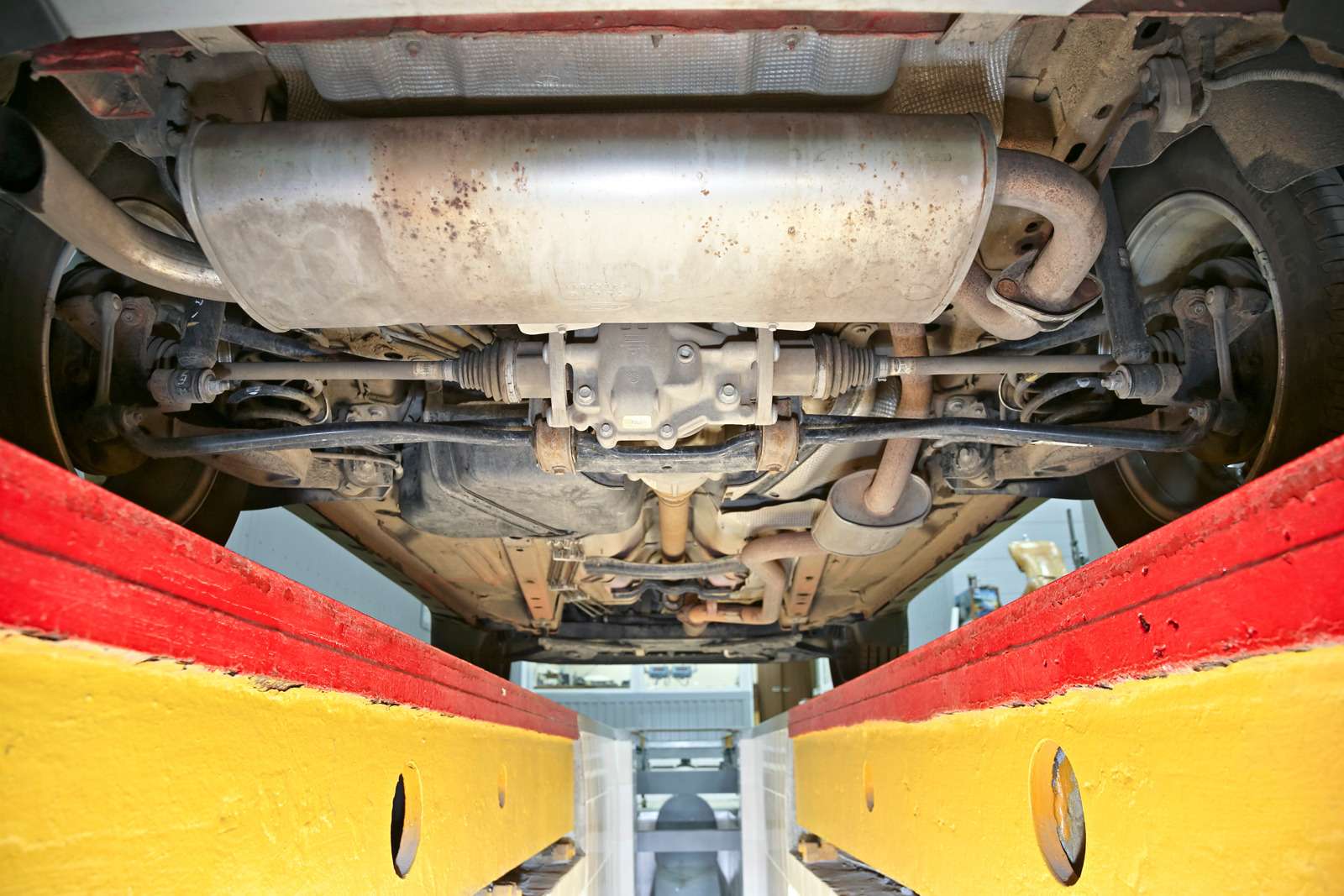 Ford EcoSport. Точки крепления стабилизатора задней подвески расположены низко.