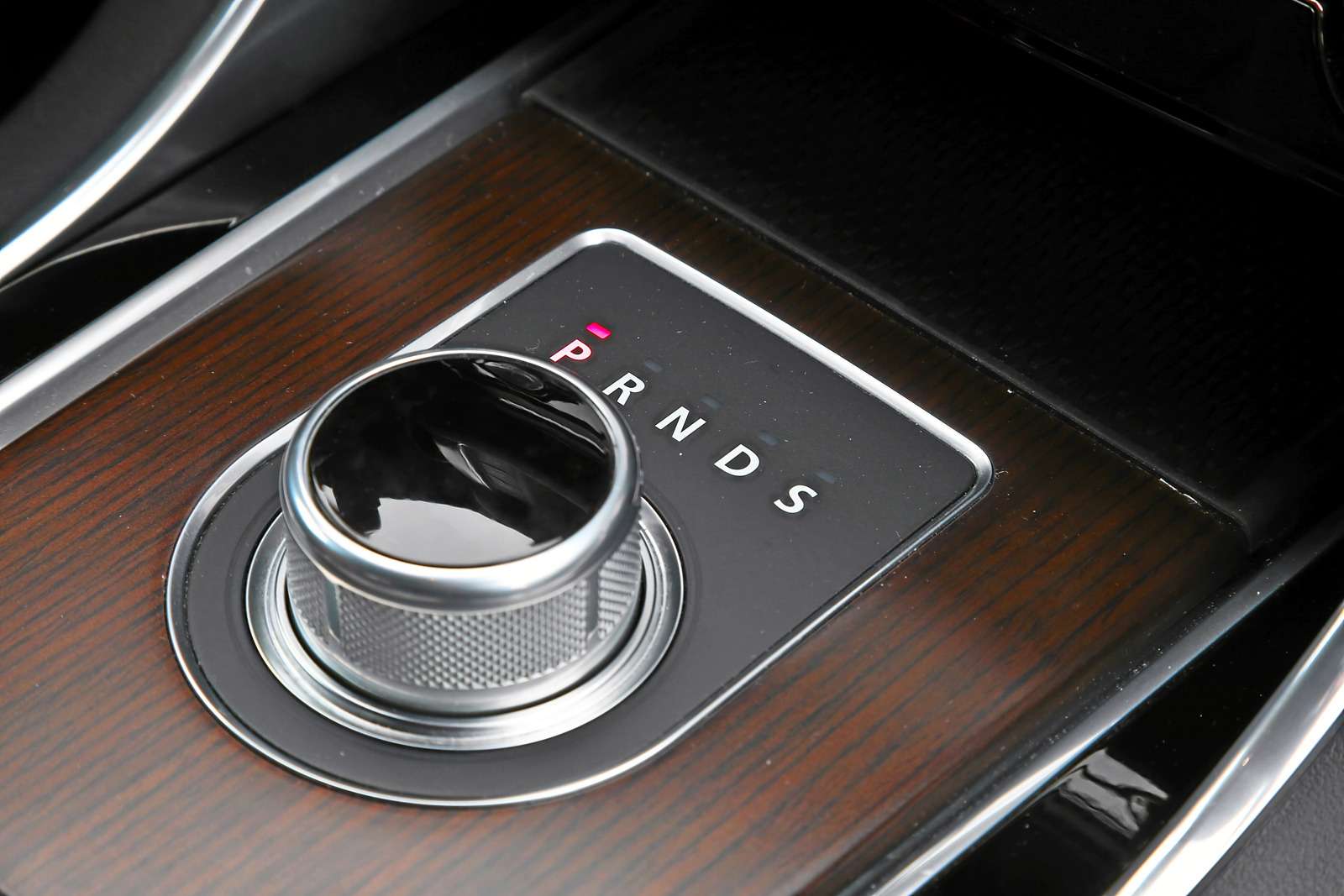 Jaguar XF. Управляющая автоматической трансмиссией шайба – стильное и удобное решение.