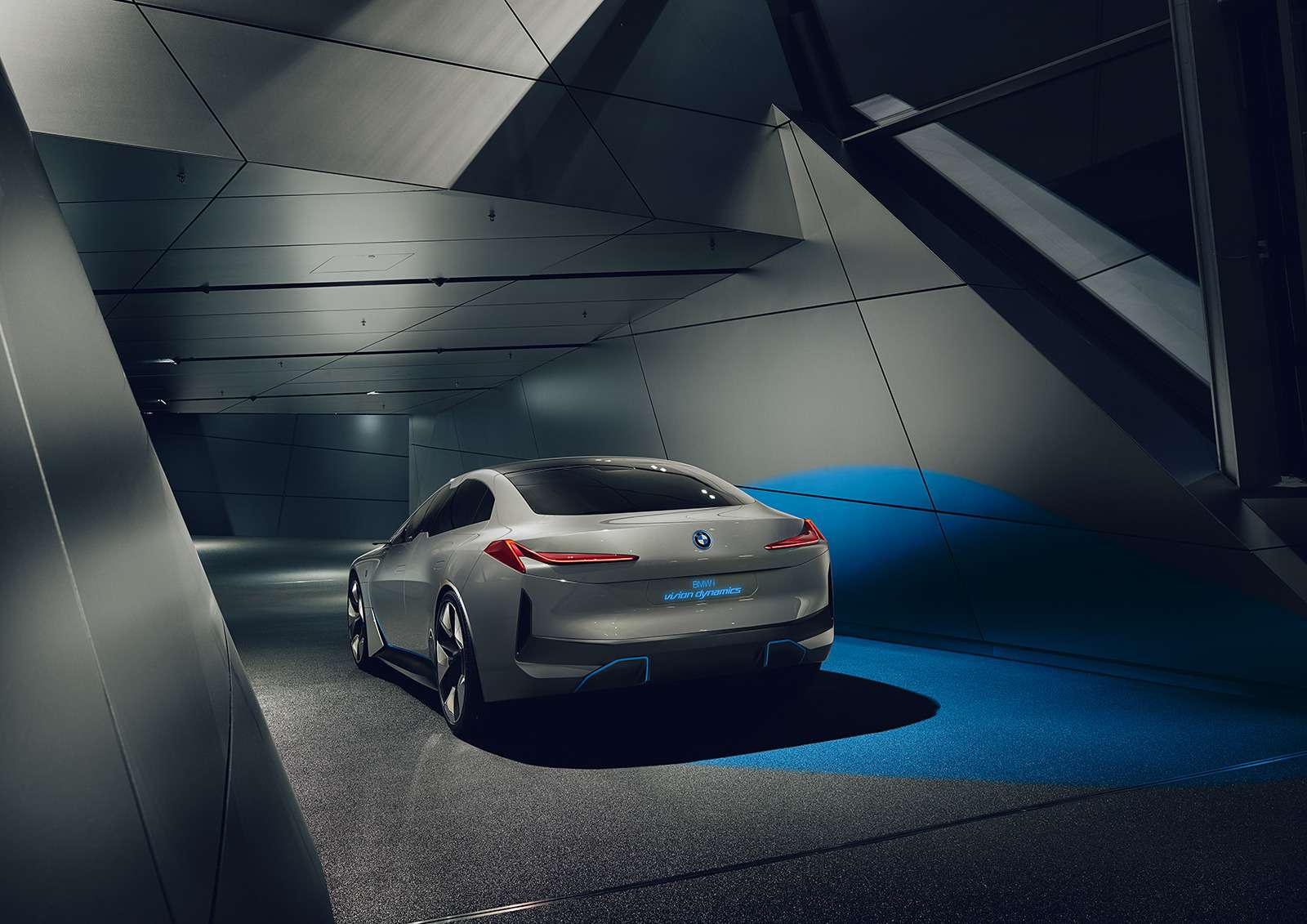 BMW представила конкурента Tesla Model 3 — фото 793602