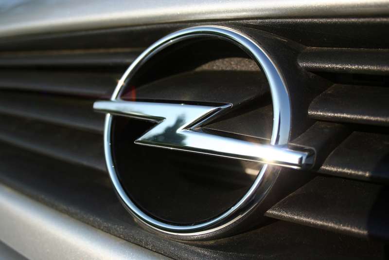 Opel_Front_Logo_by_4EST