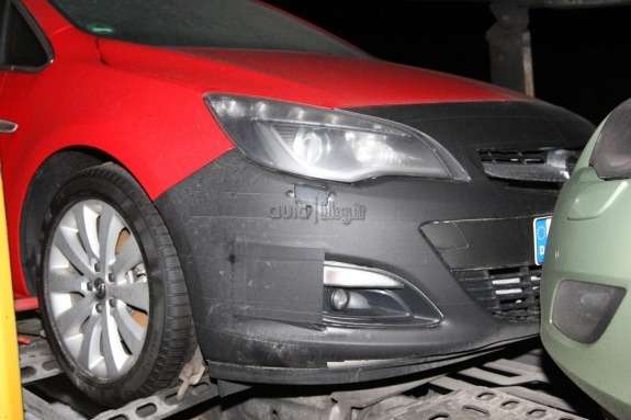 Facelifted Opel Astra Sports Tourer test prototype 2