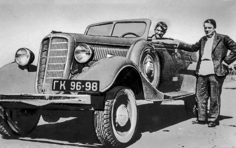 Первый ГАЗ‑61-40. У машины главный конструктор завода Андрей Липгарт, за рулем – Виталий Грачев.