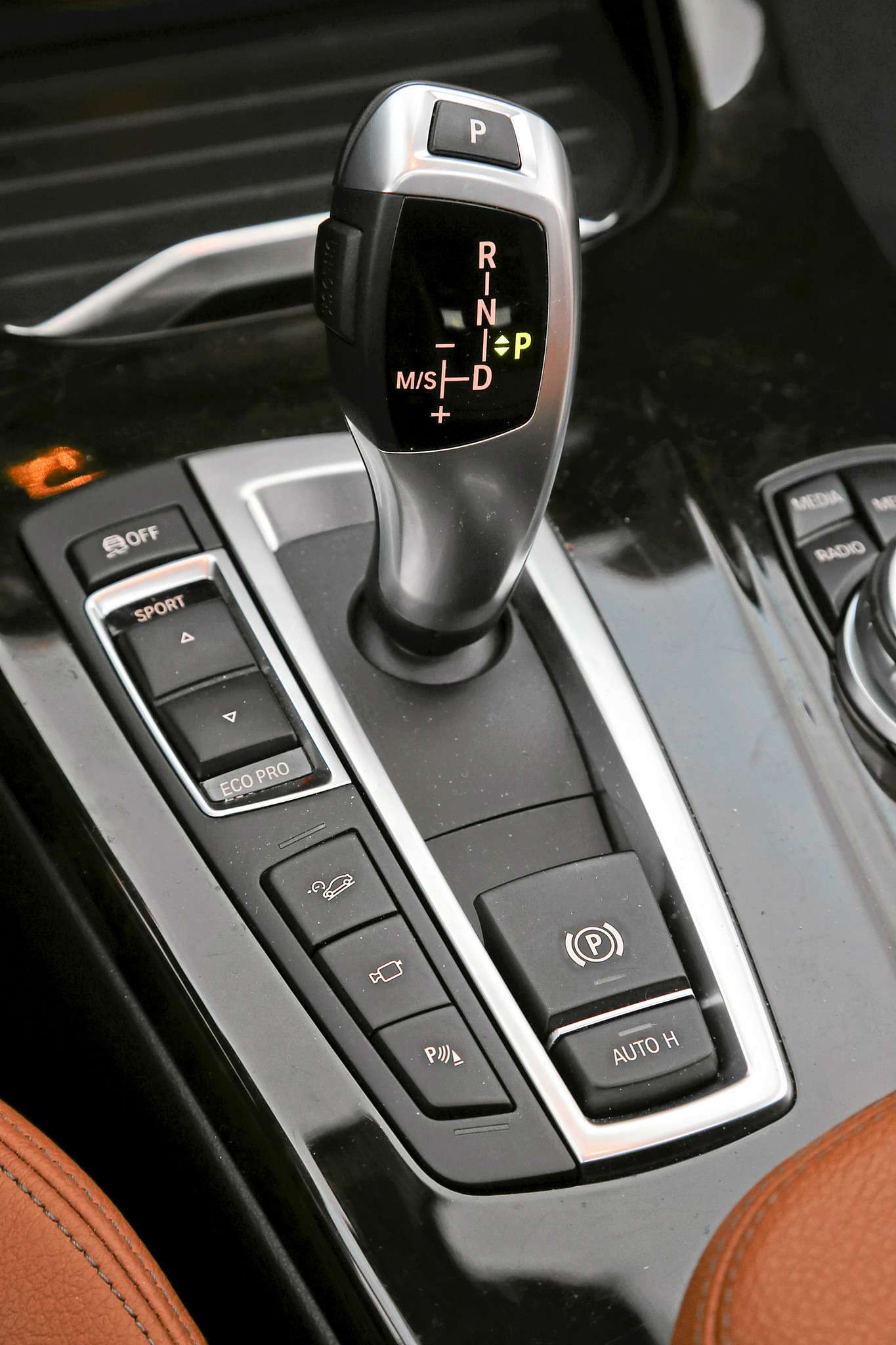 BMW X3 xDrive 20i. Рычаг автомата Х3 лишен механической связи – команды коробке идут по проводам.Под рукой клавиши выбора режимов работы двигателя, коробки передач и усилия на руле. Жаль, нет индивидуальных настроек, как у Мерседеса.
