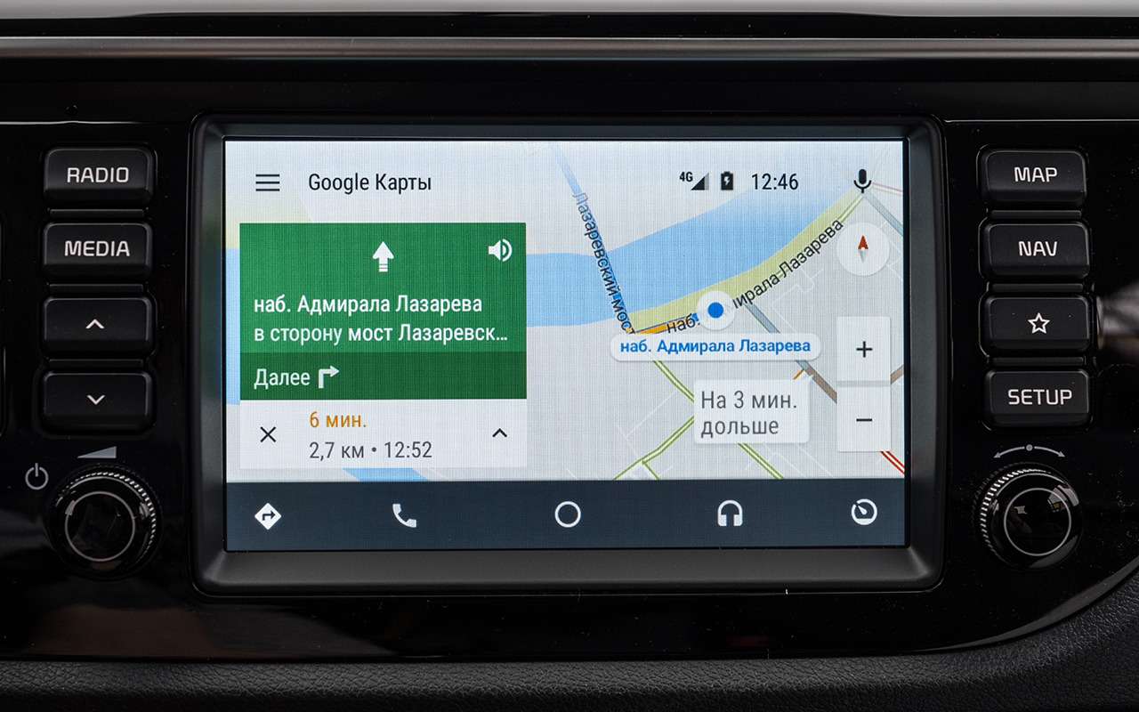 Штатная навигация доступна только топовому исполнению Premium. Однако при наличии поддержки мультимедийной системой Android Auto и Apple CarPlay в ней нет особого смысла.