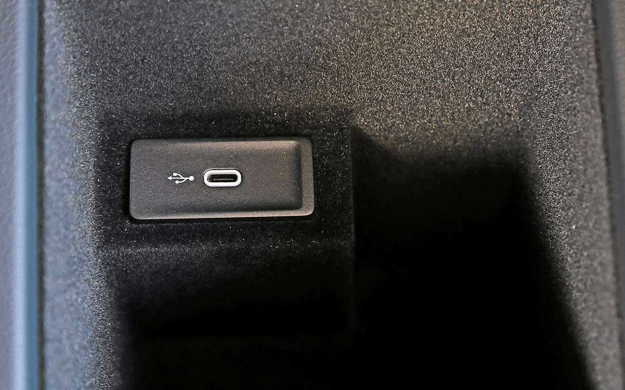 По салону Фольксвагена  равномерно распределены три USB-разъема, но все с приставкой «С». Зарядить гаджет можно через пару розеток на 12 вольт и одну бытовую. А вот об Android Auto и Apple CarPlay без провода под USB-C забудьте.