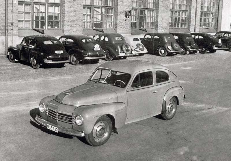 Первая модель компании с несущим кузовом, PV444, на заводском дворе, 1950 г.