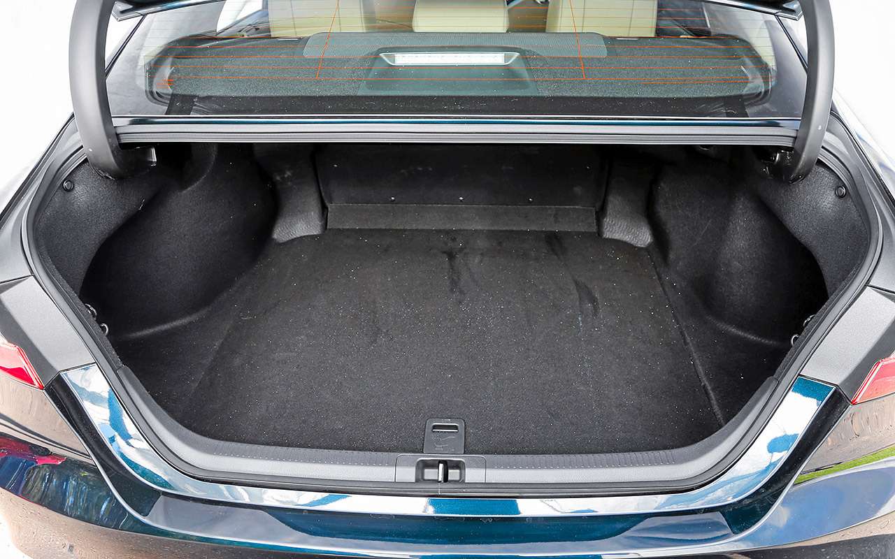 В варианте с электрорегулировками задних сидений объем багажника Camry составляет 392 литра. Увеличить его нельзя – спинки не складываются.