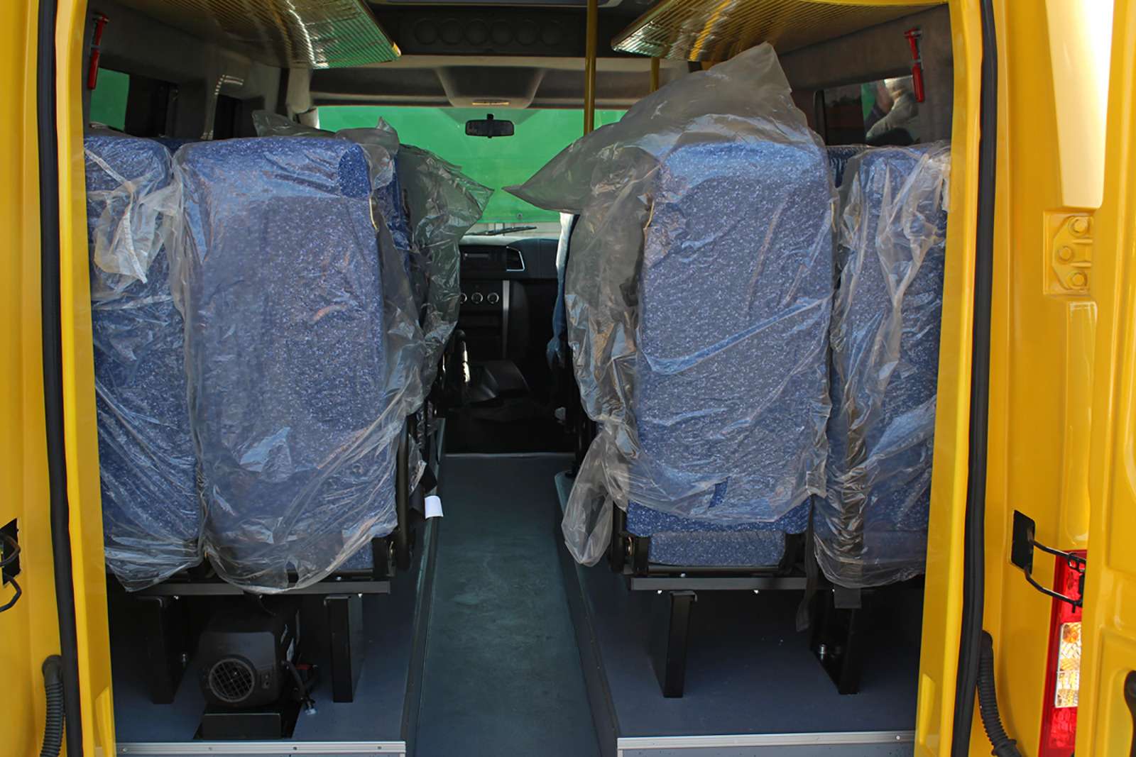 УАЗ сделал замену «буханке». Первые фото нового микроавтобуса — фото 797286
