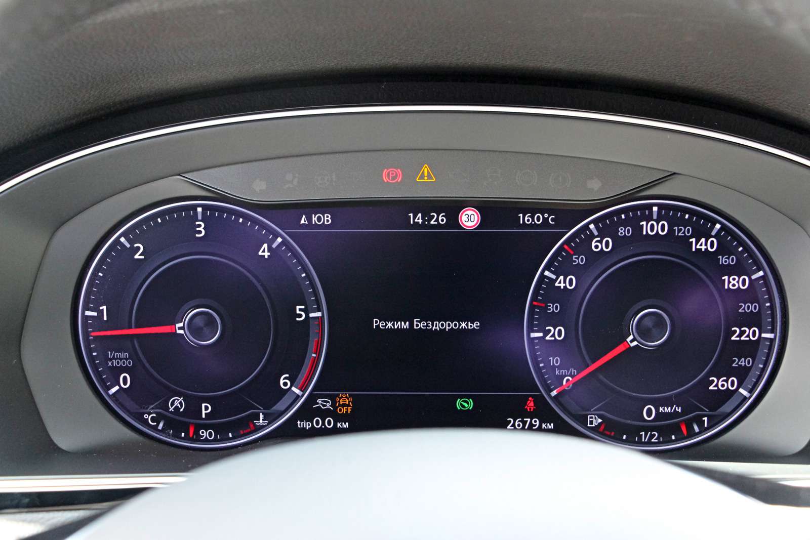 Volkswagen Passat Alltrack. Электронная панель приборов с массой информации – привилегия машин в комплектации Highline.