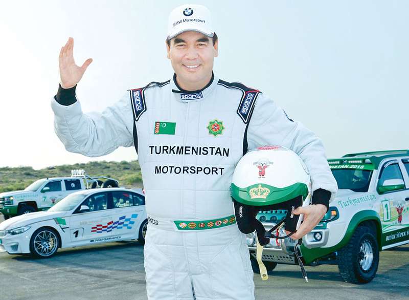 Президент Туркмении победил в ралли настоящего гонщика
