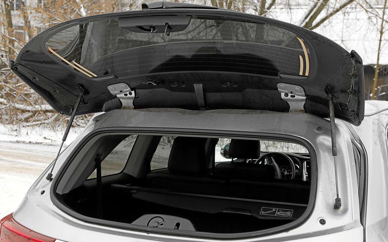 Если у вас легкая поклажа, открывать дверь багажника нет необходимости – достаточно поднять стекло.