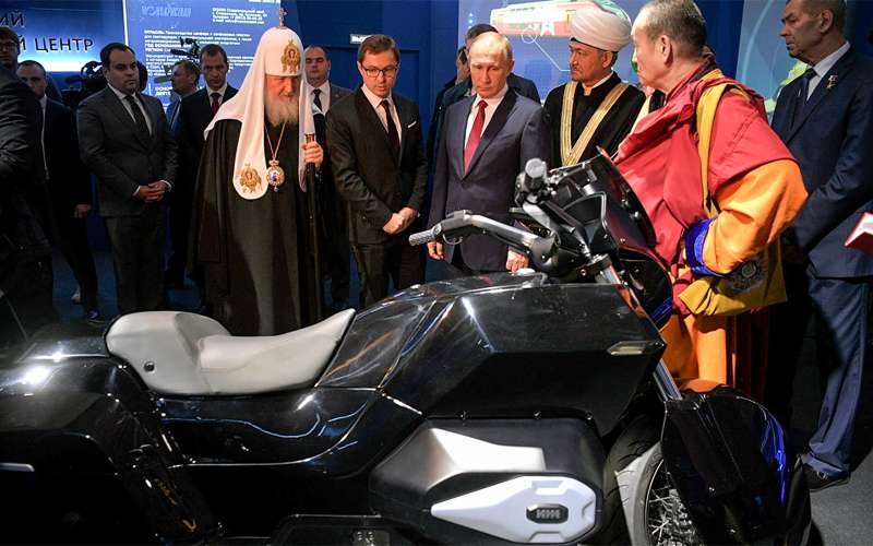 Владимиру Путину показали мотоцикл президентского «Кортежа»